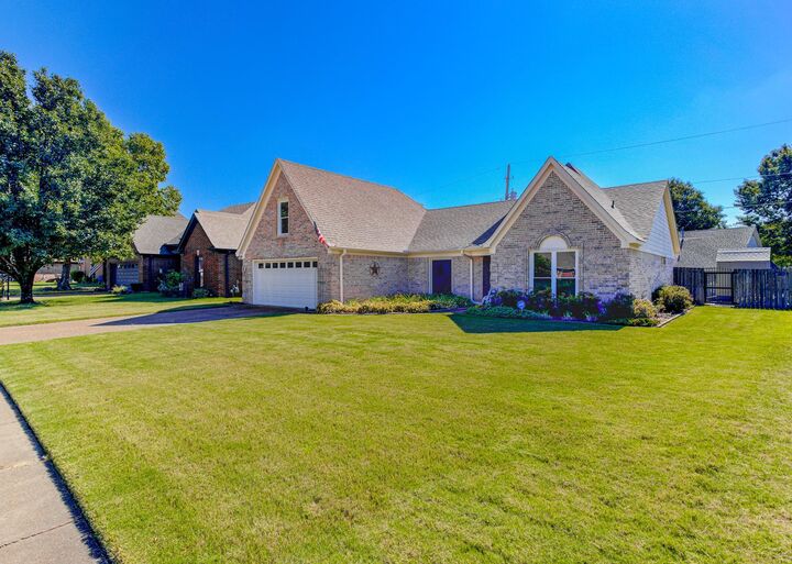 Property Photo: 1968 Chimneyrock Blvd E TN 38016