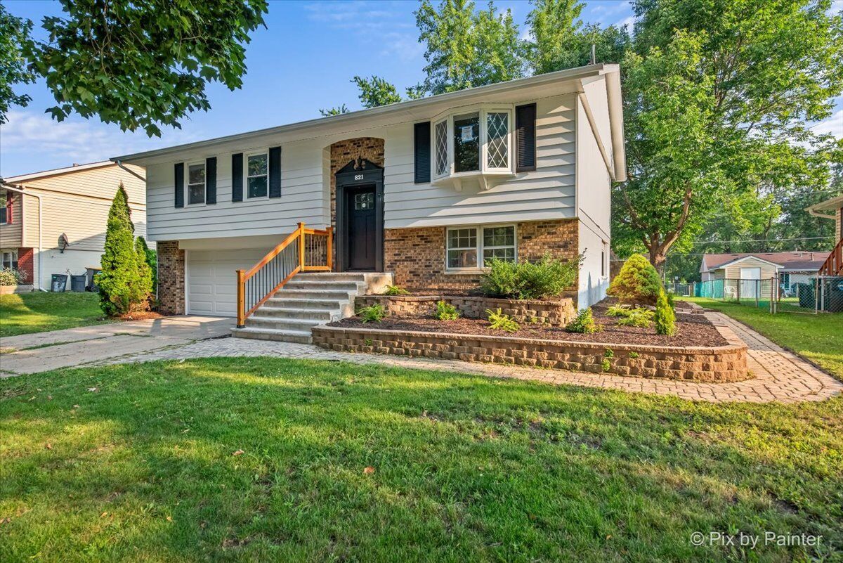 Property Photo: 821 Robinson Avenue IL 60107