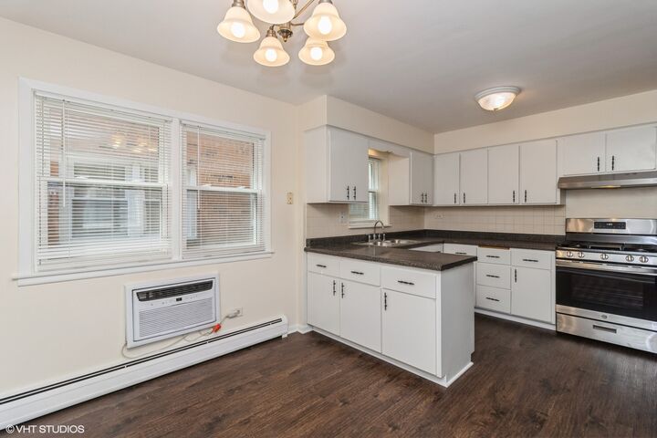 Property Photo: 5231 N Potawatomie Street 2W IL 60656