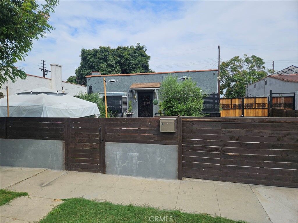 Property Photo:  5820 Cimarron Street  CA 90047 