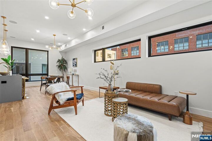 Property Photo:  32 Hancock Avenue 2  NJ 07307 