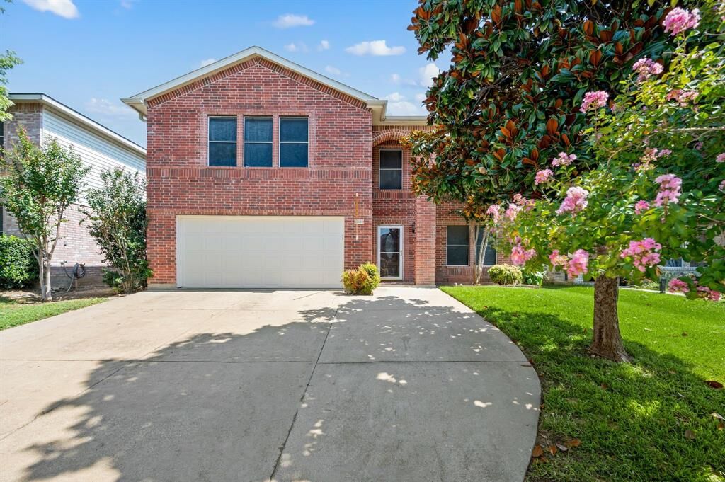 Property Photo: 5320 Lansdowne Avenue TX 76135