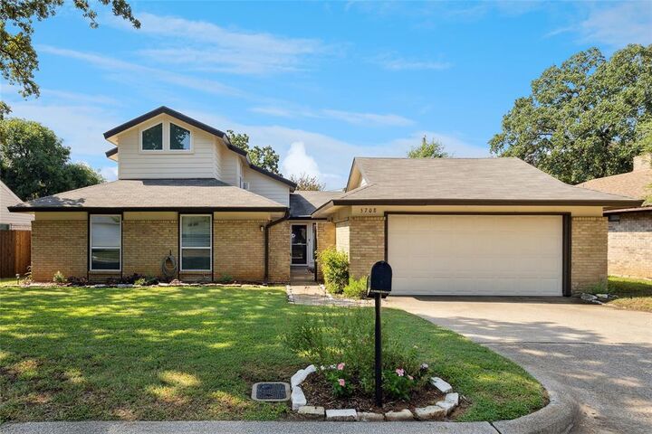 Property Photo:  5708 Melstone Drive  TX 76016 