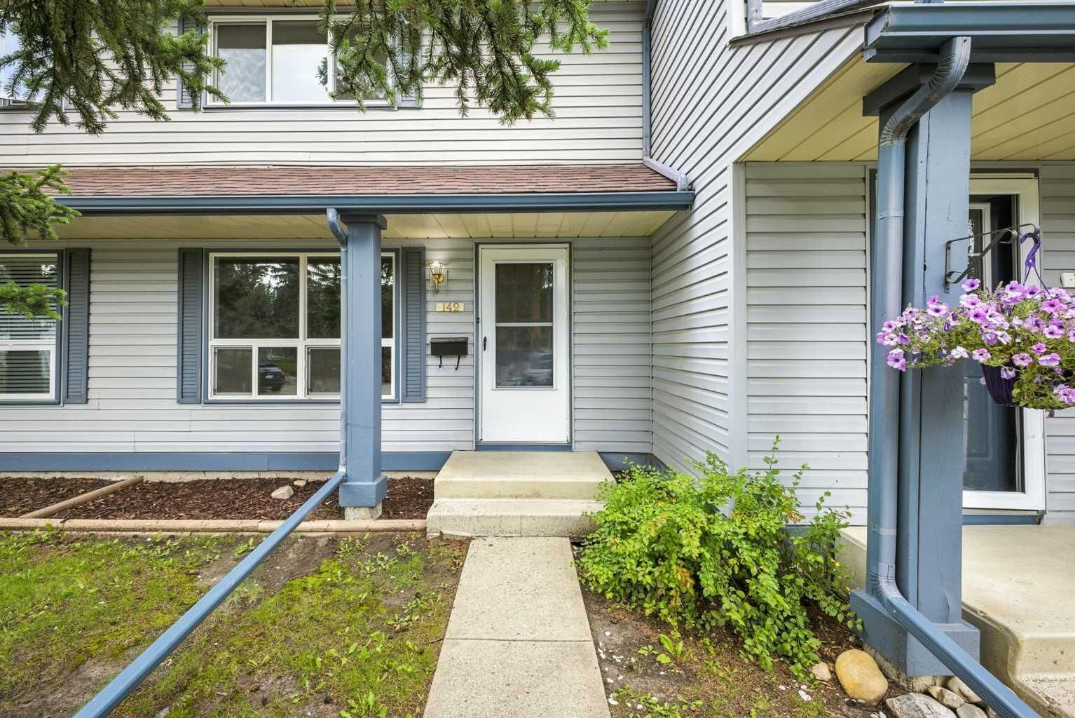 Property Photo:  142 Woodmont Terrace SW  AB T2W 4Z4 