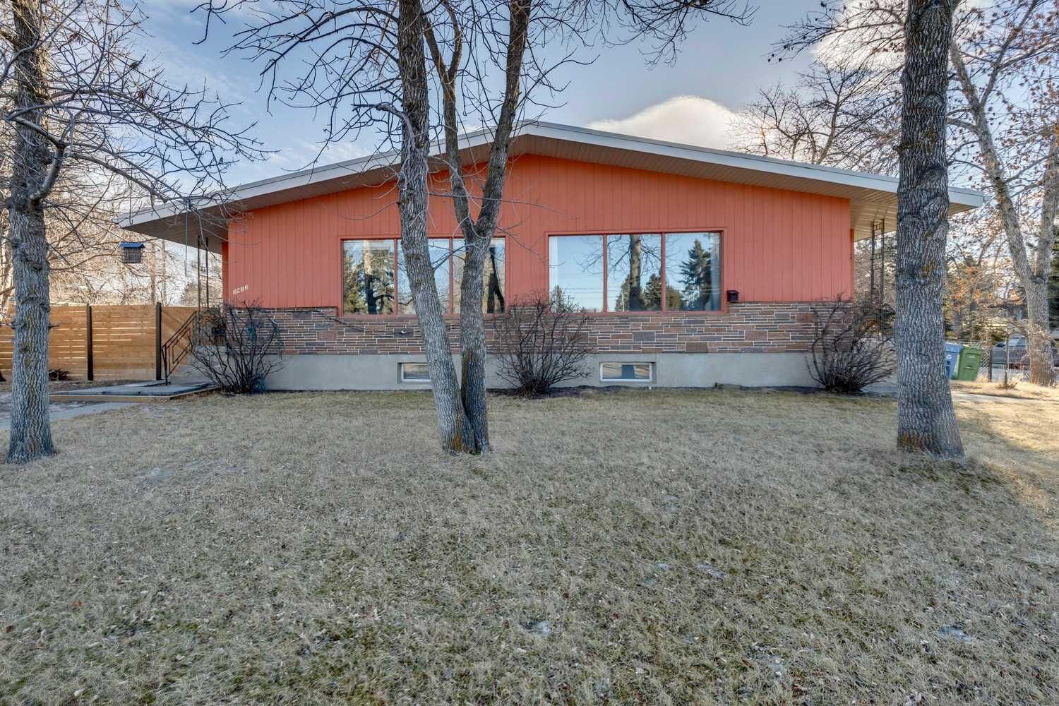 Property Photo:  3913/3915 Spruce Drive SW  AB T3C 3A9 