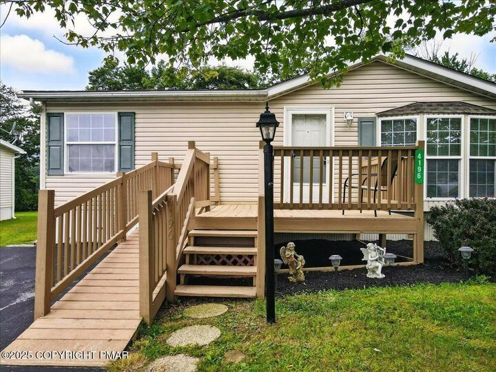4196 Independence Lane  Walnutport PA 18088 photo
