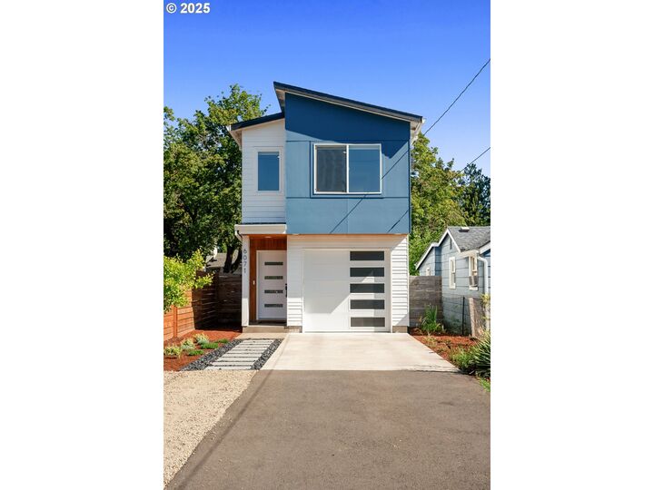 Property Photo:  6071 SE Lexington St  OR 97206 