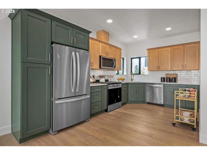 Property Photo:  10733 NE Fremont St  OR 97220 