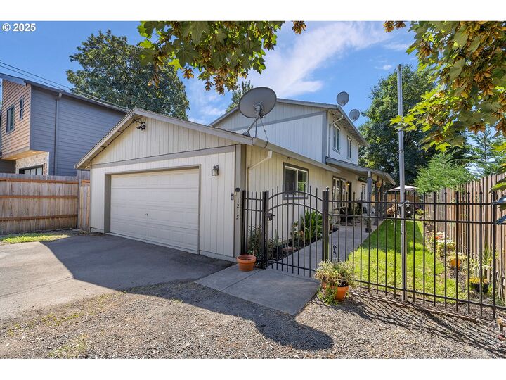 Property Photo:  1215 W 20th St  WA 98660 