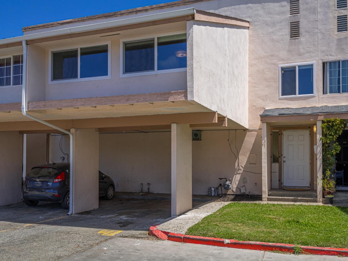Property Photo: 919 Acosta Plaza 41 CA 93905