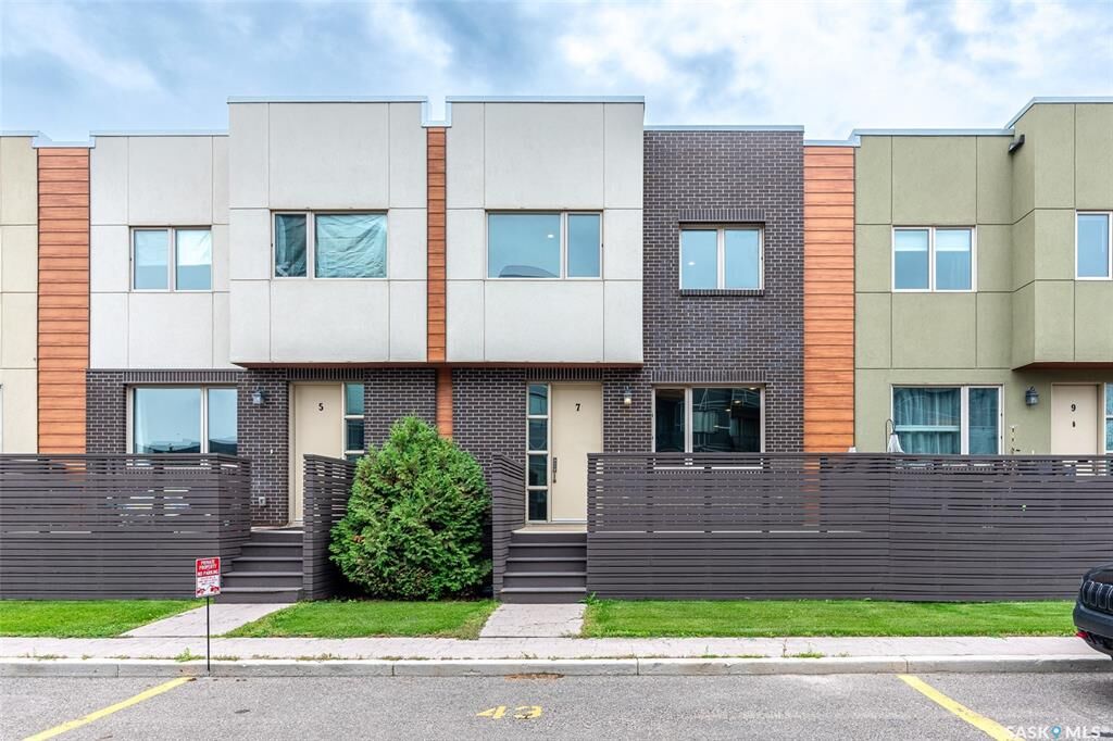Property Photo:  103 Willis Crescent 7  SK S7T 0X9 