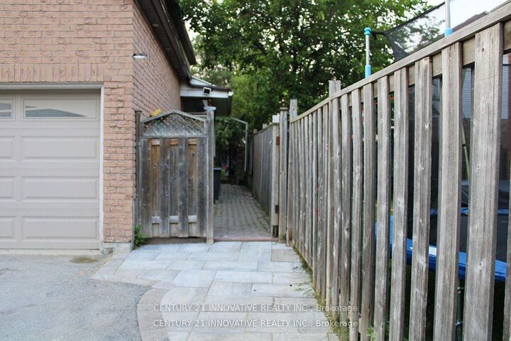 2398 Strathmore Crescent  Pickering ON L1X 2H7 photo