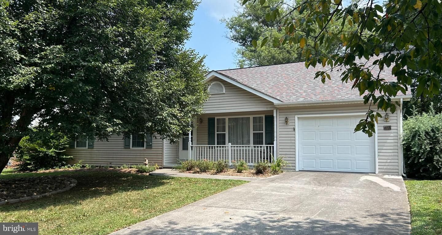 Property Photo: 423 Crescent Drive VA 22601