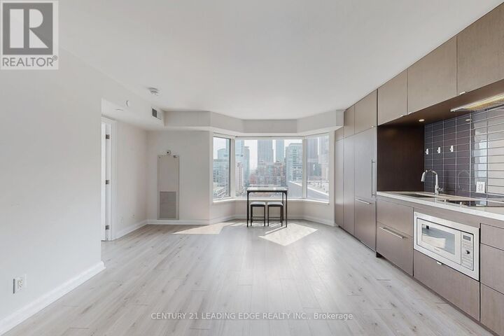 Property Photo: 155 Yorkville Avenue 1704 ON M5R 1C4