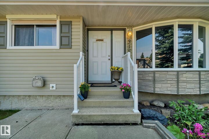 Property Photo:  315 Knottwood Road North NW  AB T6K 2G5 
