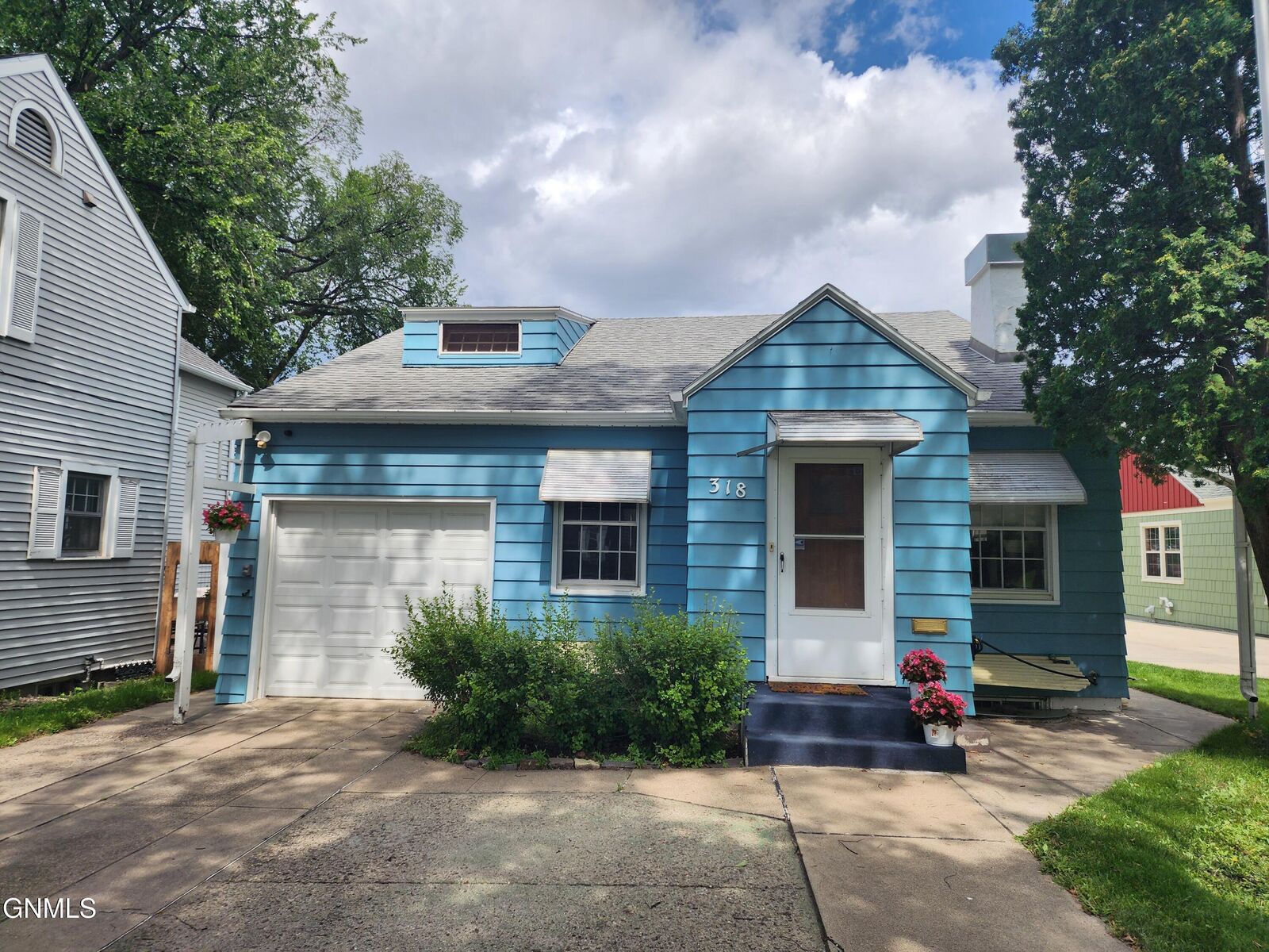 Property Photo: 318 C Avenue W ND 58501