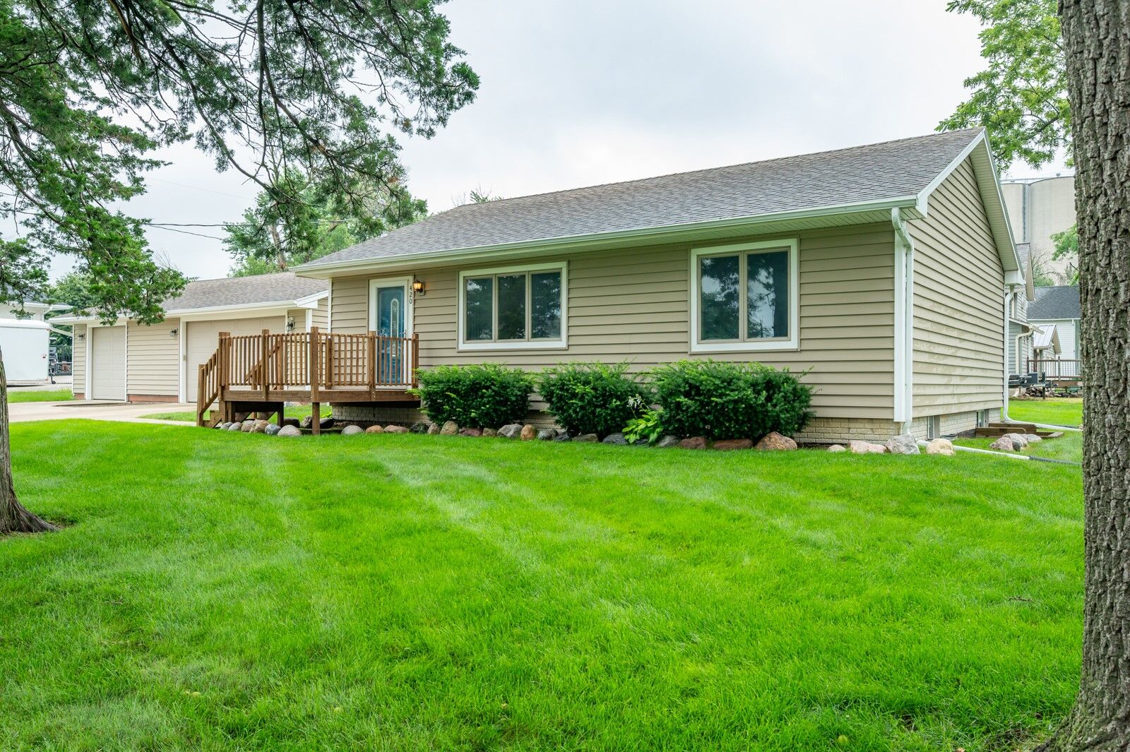 Property Photo:  420 NE 141st Place  IA 50007 
