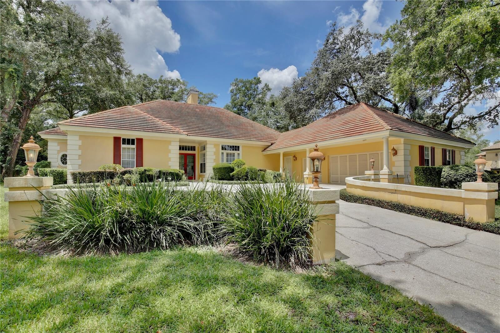 Property Photo: 1726 Majestic Oak Drive FL 32712