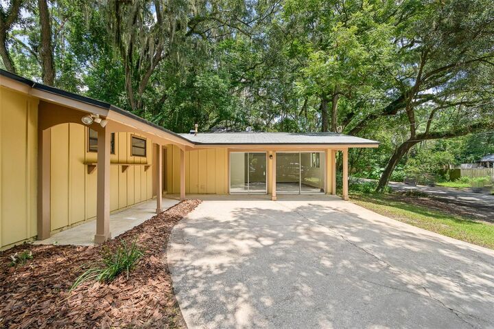 Property Photo:  102 NW 27th Terrace  FL 32607 