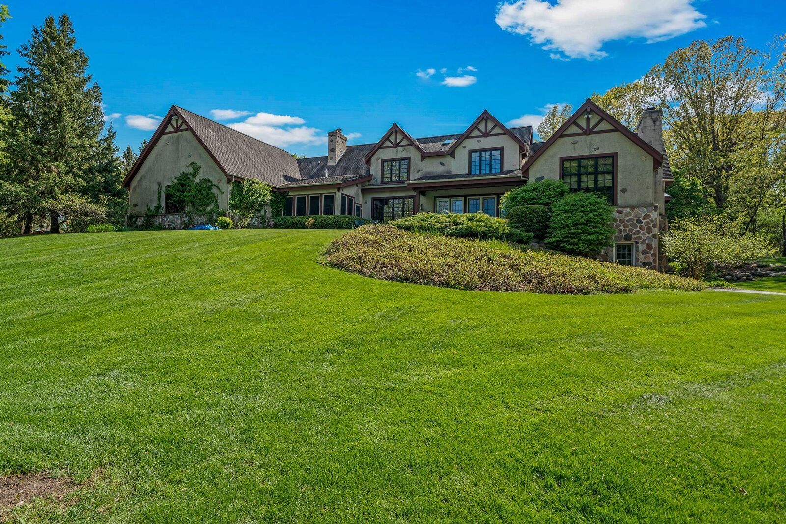 Property Photo:  W330n247 Kettle Moraine Dr  WI 53018 