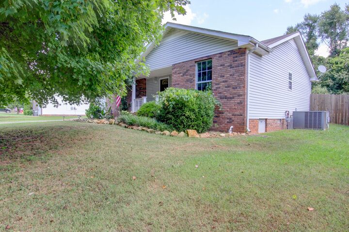 Property Photo: 2221 Kim Dr TN 37043