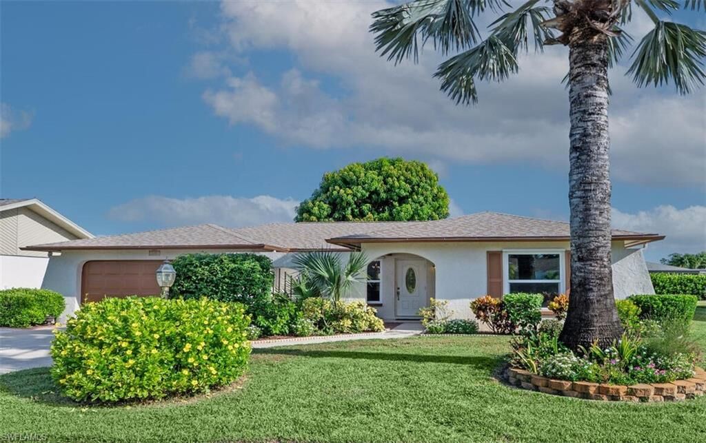 Property Photo: 105 Champagne Ct FL 34112