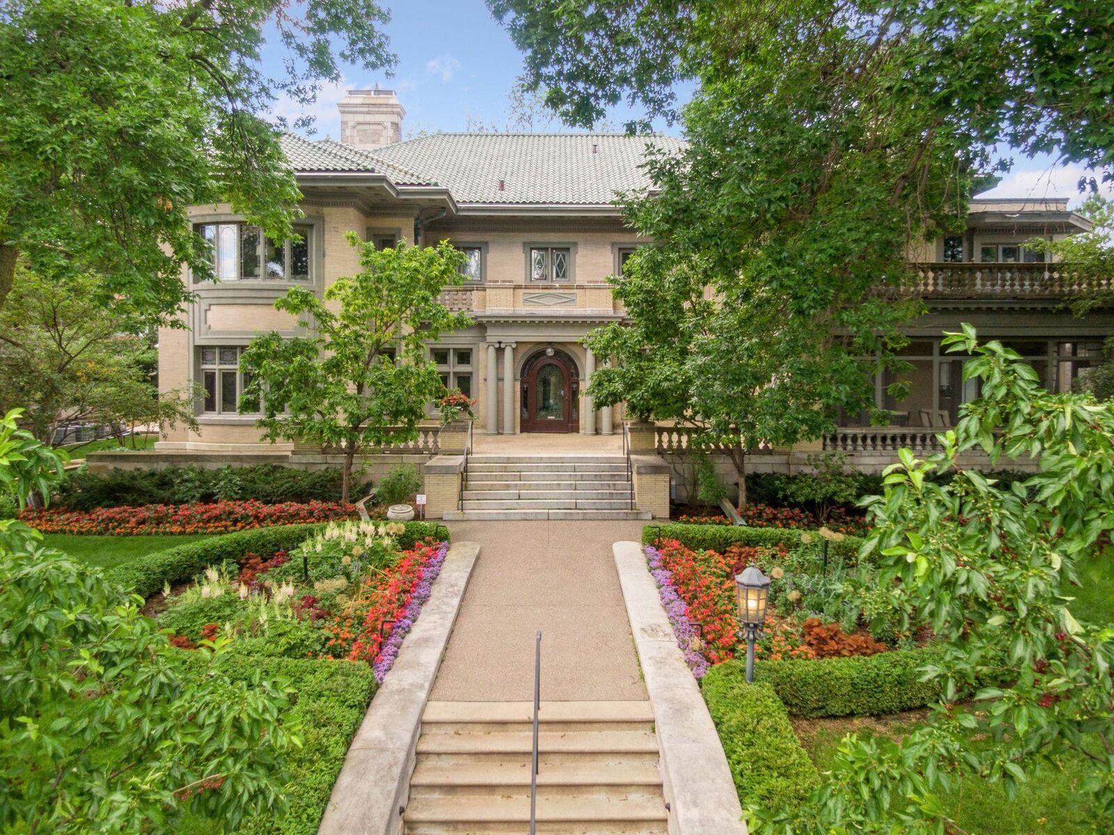 Property Photo: 2218 Lake Of The Isles Parkway W MN 55405