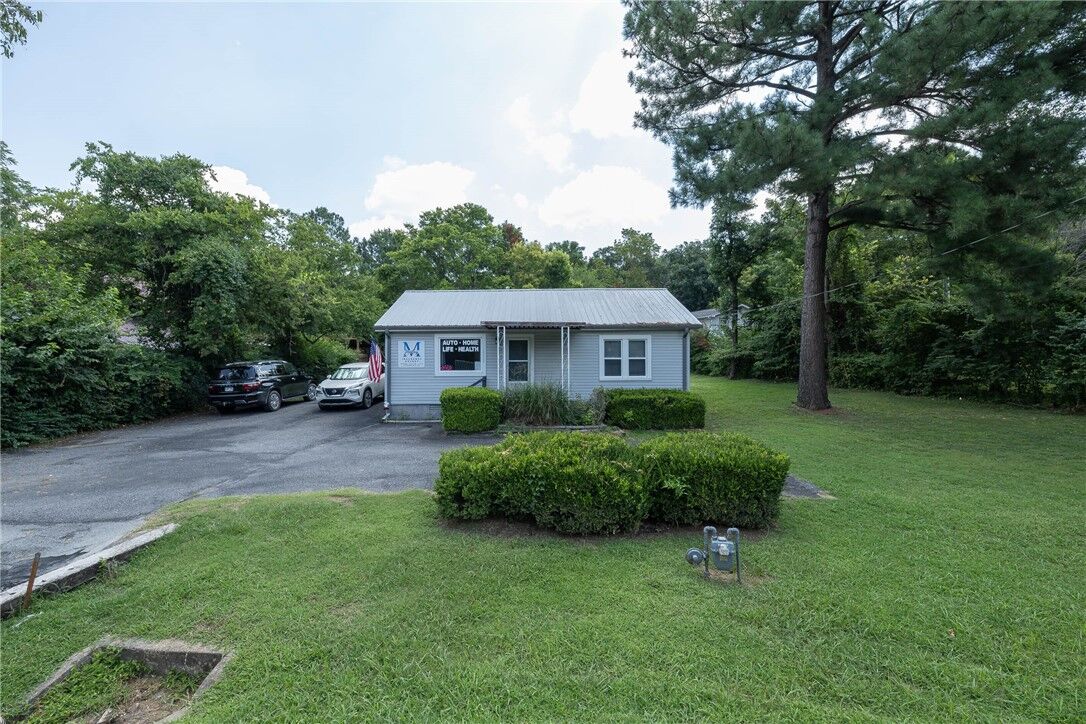 Property Photo: 1722 N Gregg Avenue AR 72703