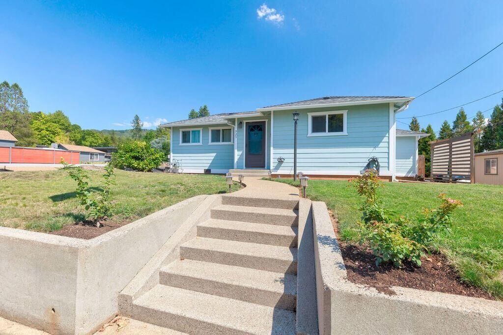 Property Photo: 929 NE 9th Street OR 97526