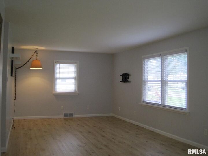 Property Photo: 805 E Adams Street IL 61571