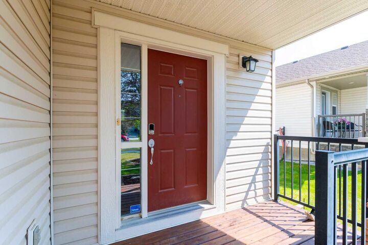 Property Photo:  928 Prairie Springs Drive SW  AB T4B 0E4 