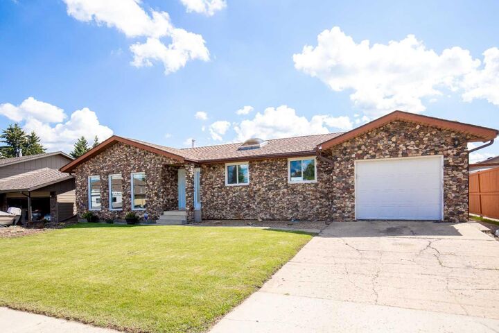 5821 45 Avenue  Lacombe AB T4L 1M6 photo