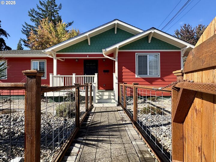 Property Photo: 869 N Collier St OR 97423