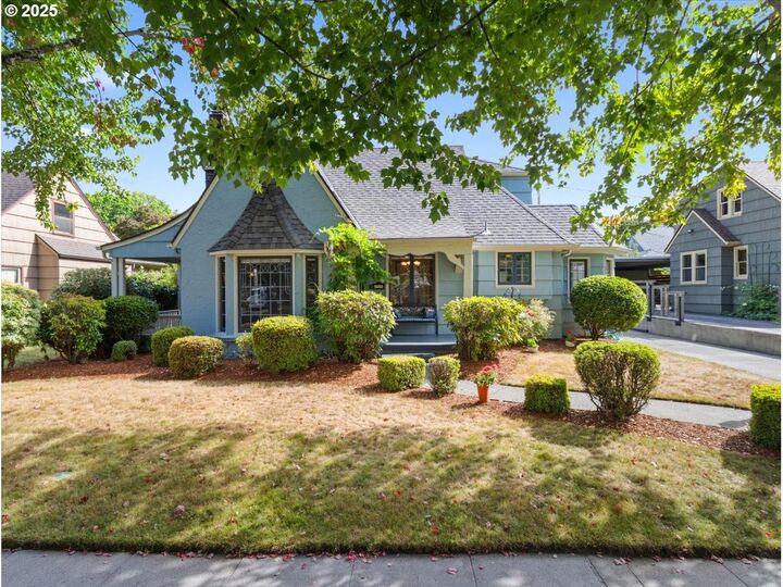 Property Photo: 4520 NE Royal Ct OR 97213