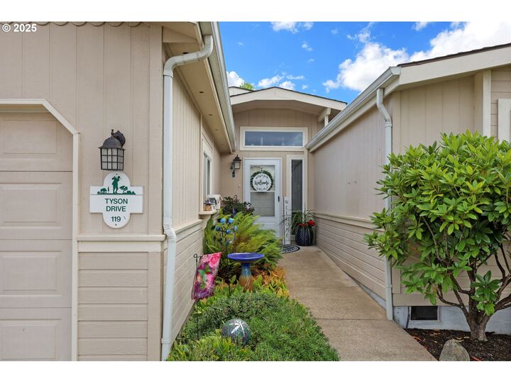 Property Photo:  119 Tyson Dr  OR 97424 