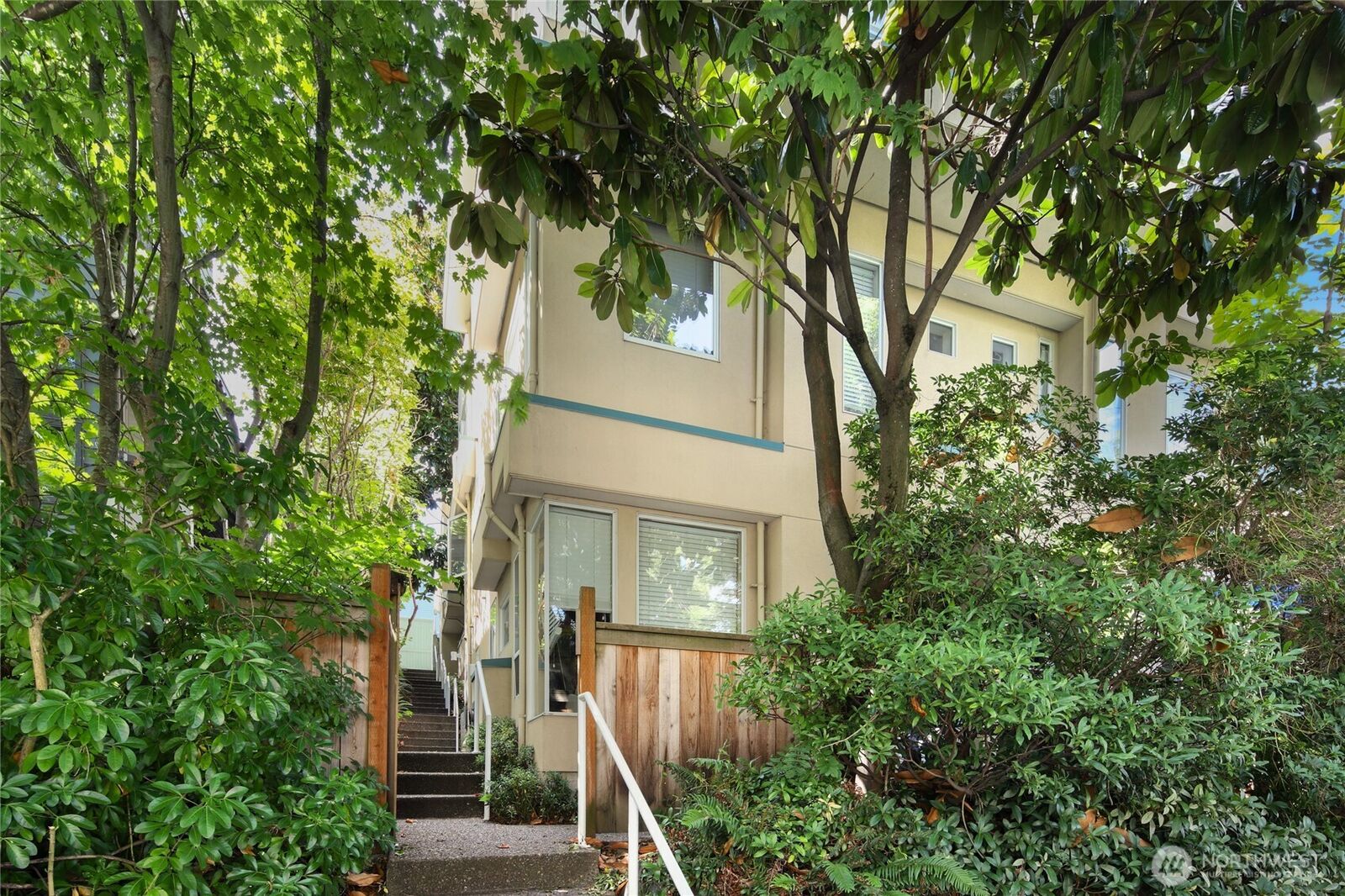 Property Photo: 3661 Albion Place N 5 WA 98103