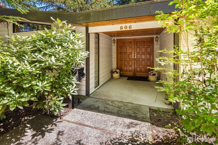 Property Photo:  806  101st Avenue SE  WA 98004 