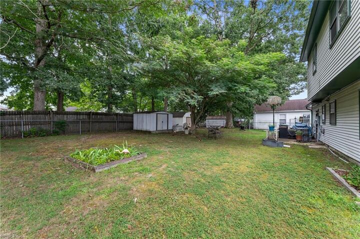 Property Photo:  962 Red Oak Cir  VA 23608 