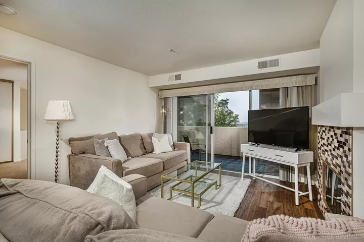 Property Photo: 11265 Affinity Ct. 103 CA 92131