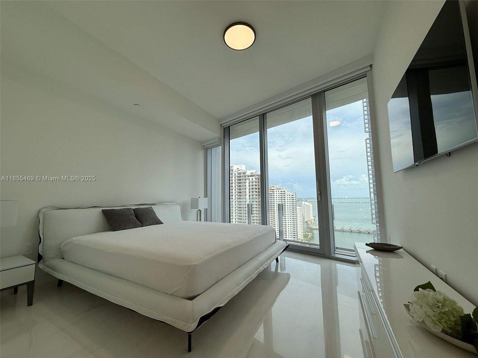 Property Photo:  300 Biscayne Blvd Way 2706  FL 33131 