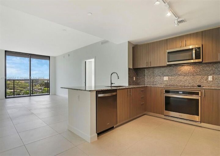 Property Photo: 5350 NW 84th Ave 601 FL 33166