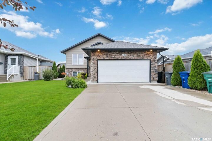 Property Photo: 606 Dickson Crescent SK S7T 0H7