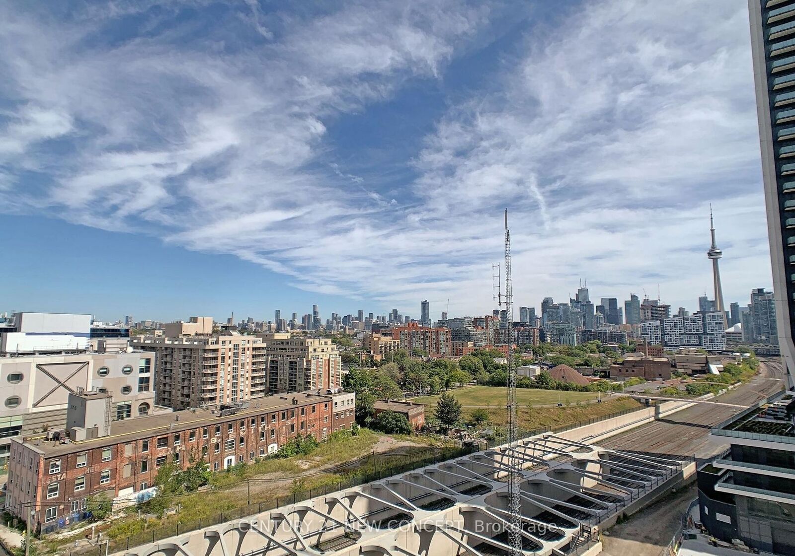 Photo de la propriété: 19 Western Battery Road 1020 ON M6K 0E3