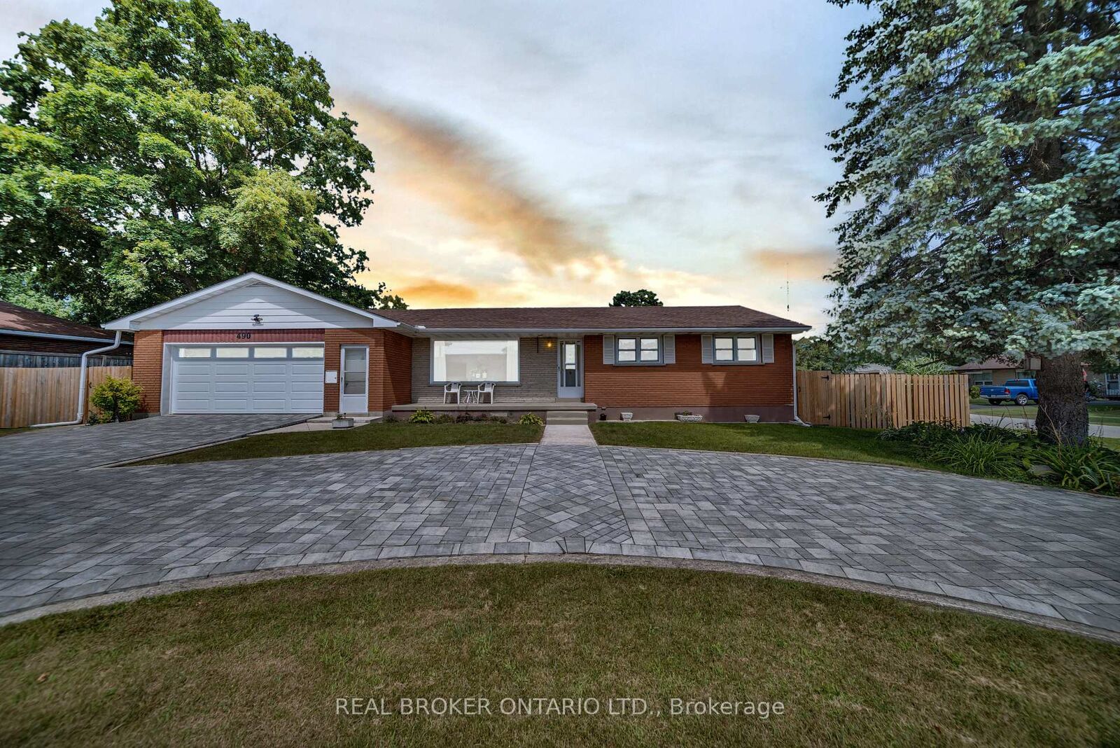 Property Photo:  490 Saddler Street E  ON N0G 1R0 
