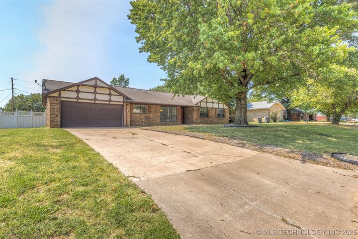 Property Photo: 405 Mockingbird Lane OK 74467