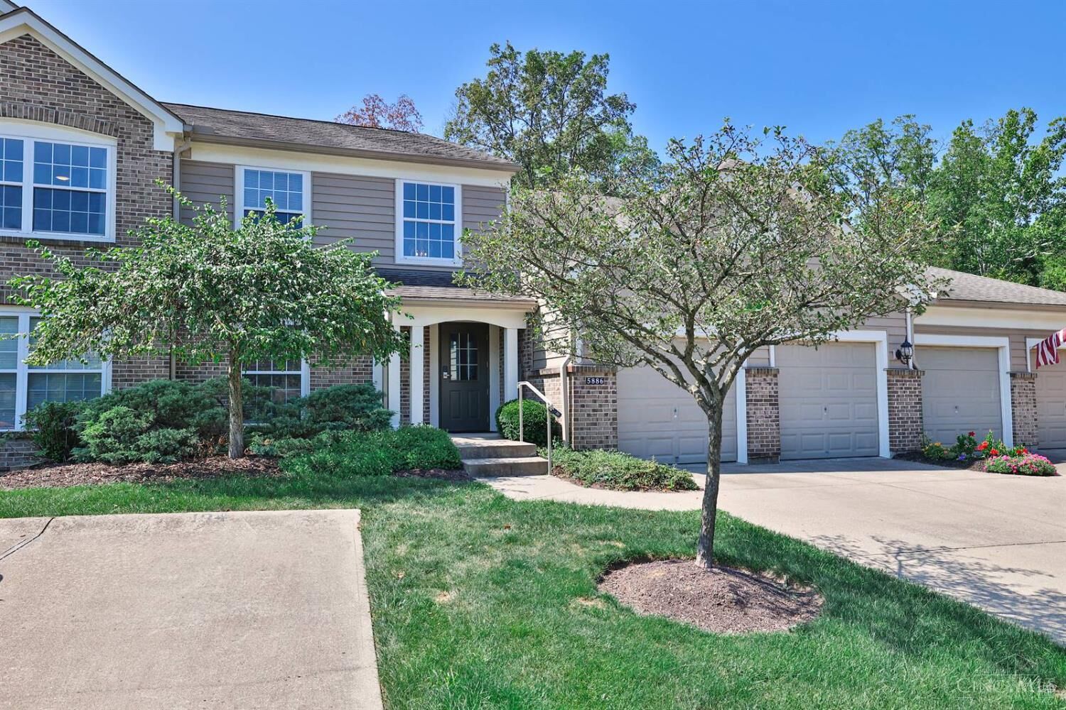 Property Photo: 5886 Stonebridge Circle Way OH 45150