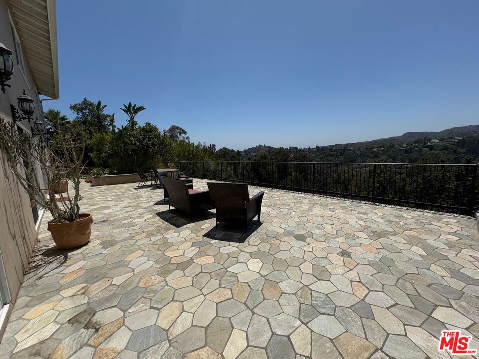 Property Photo:  911 Teakwood Rd  CA 90049 