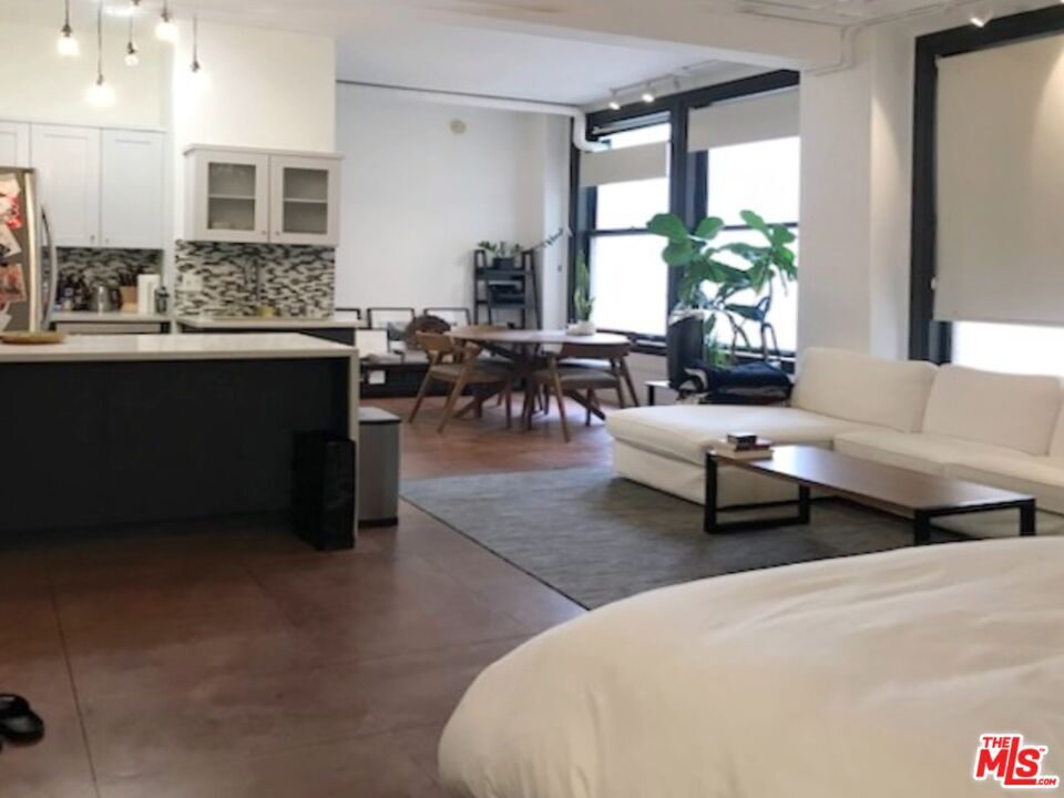 Property Photo: 215 W 7th St CA 90014