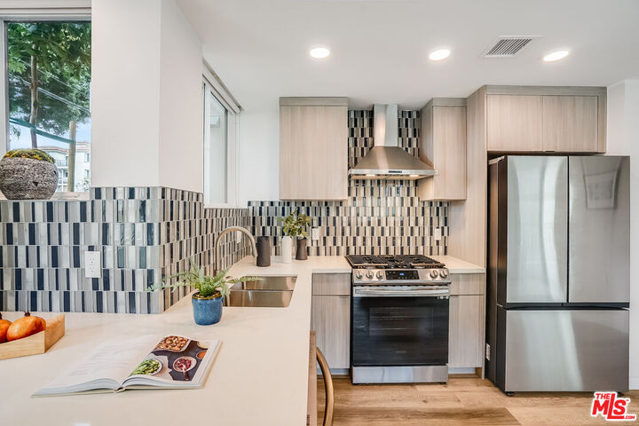 Property Photo:  1101 S Bedford St  CA 90035 