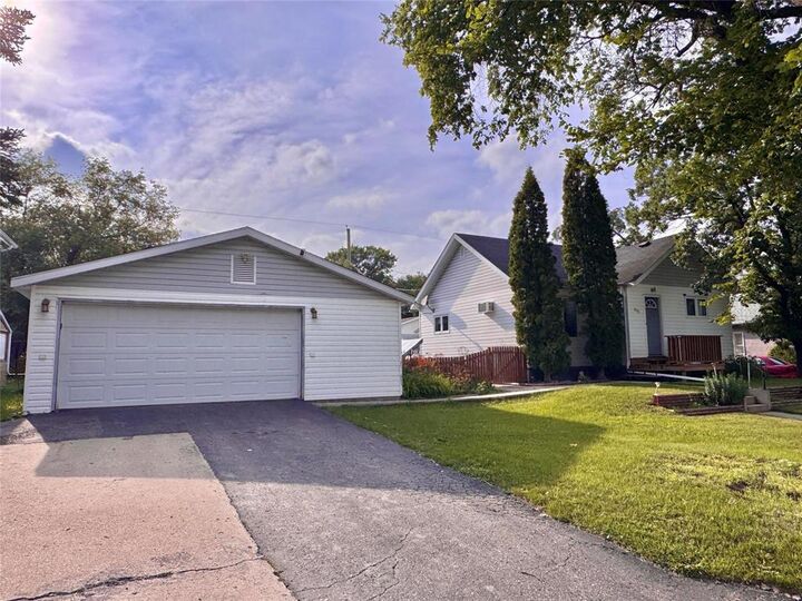 Property Photo:  350 4th Avenue  MB R0J 1H0 